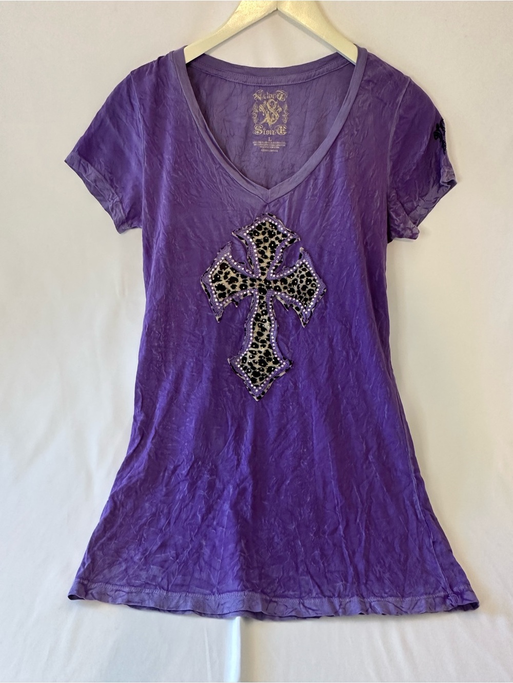 Cross Embellished V-Neck Tee in Purple